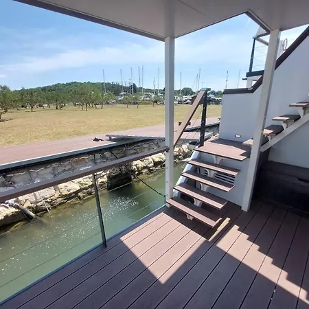 بيت للعطل House Boat Oliva - Floating House *