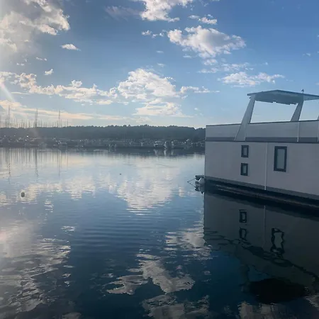 Nyaraló House Boat Oliva - Floating House *